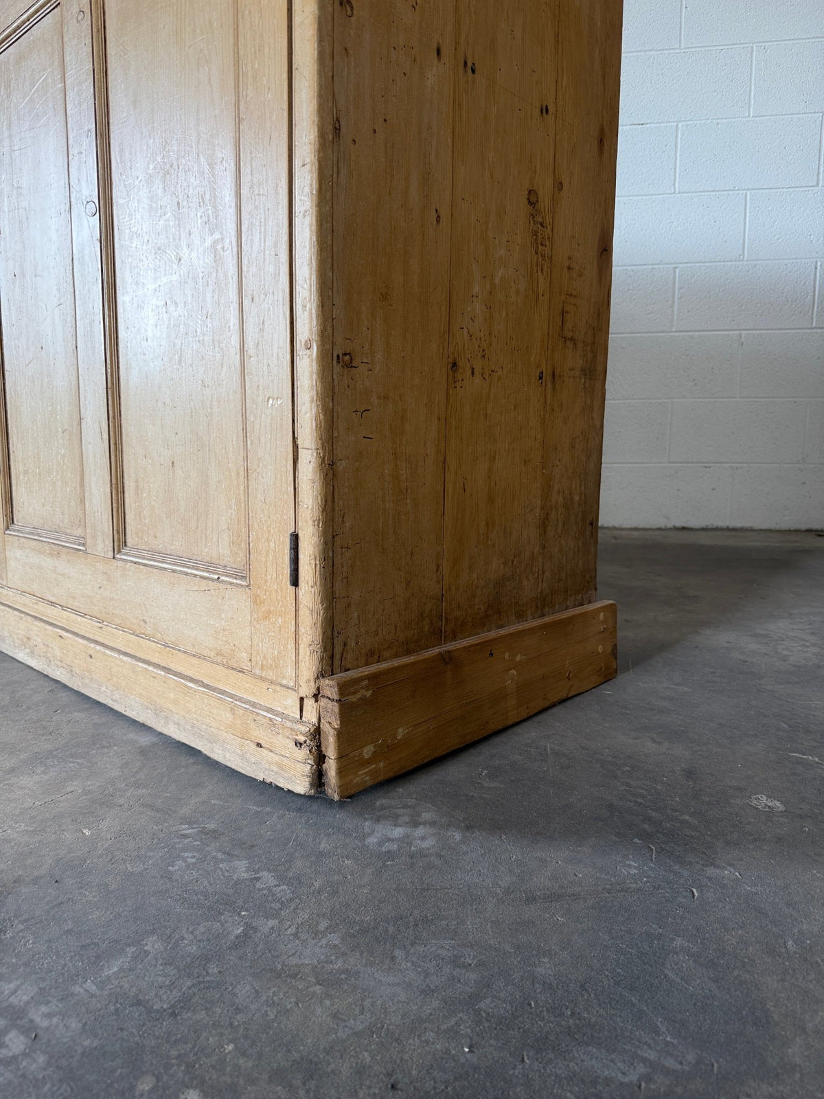Monumental English pine sideboard - House on Horizon