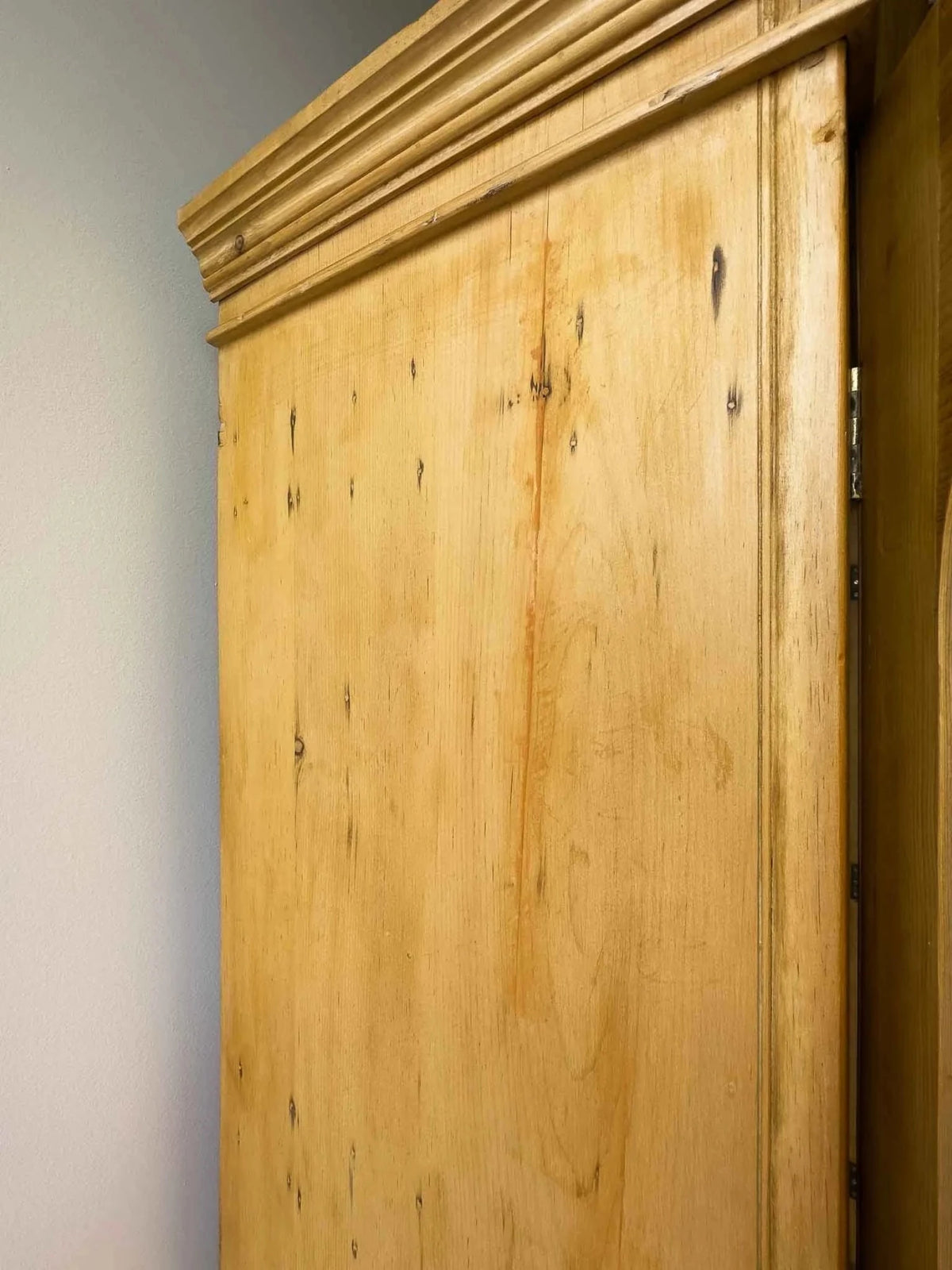 Monumental English pine wardrobe - House on Horizon