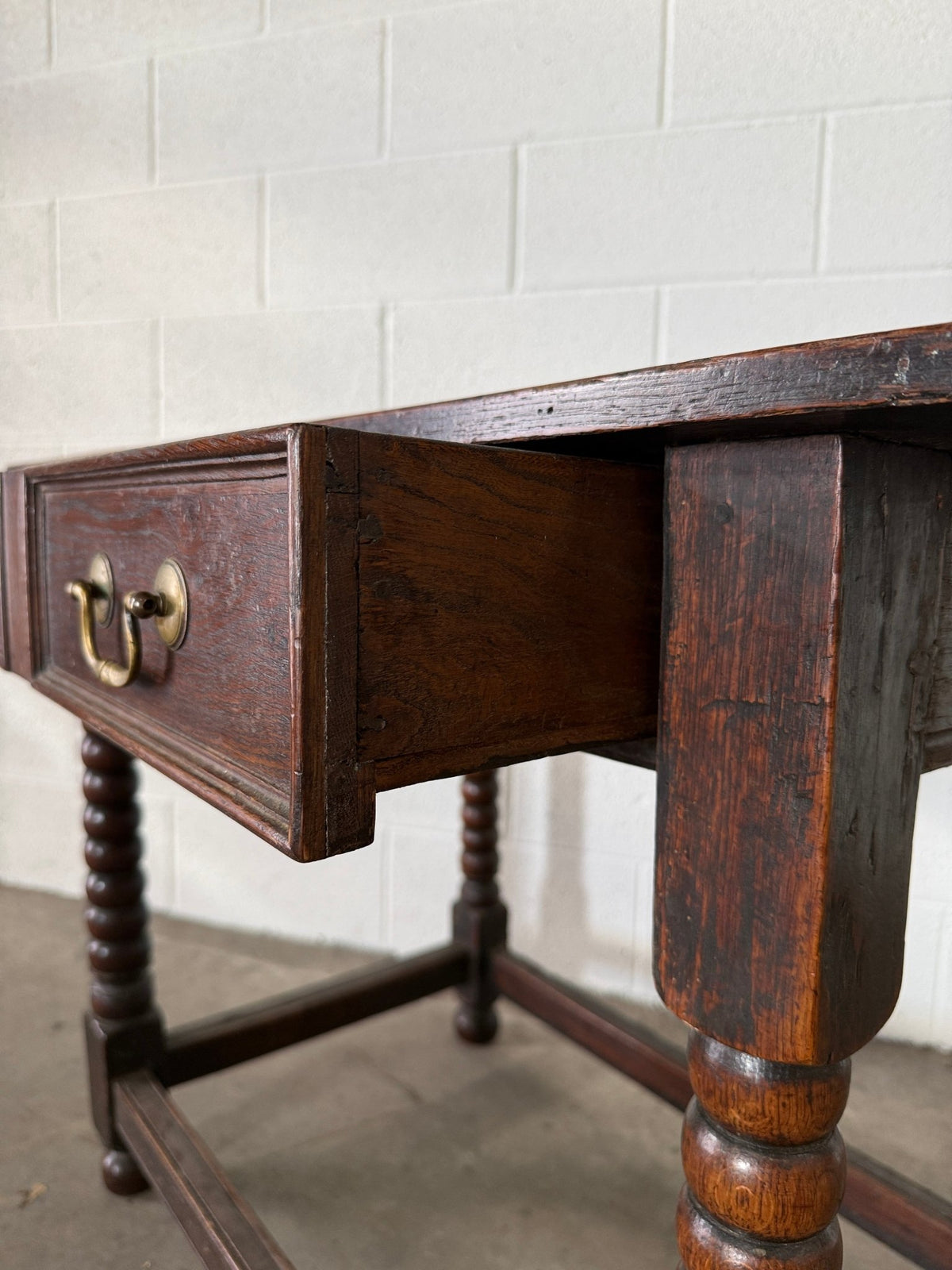 Oak bobbin leg side table - House on Horizon