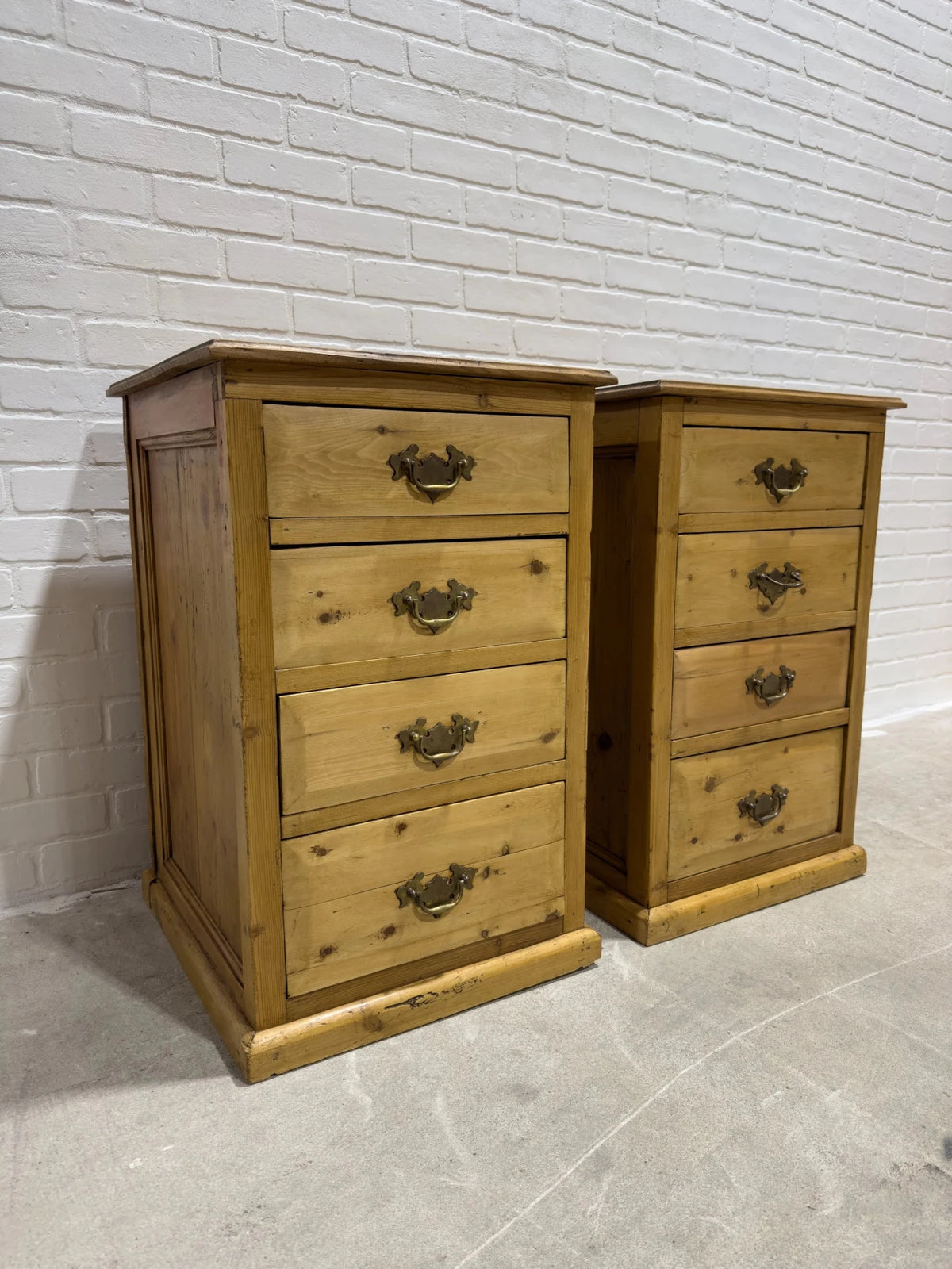 Pair of English Edwardian nightstands - House on Horizon