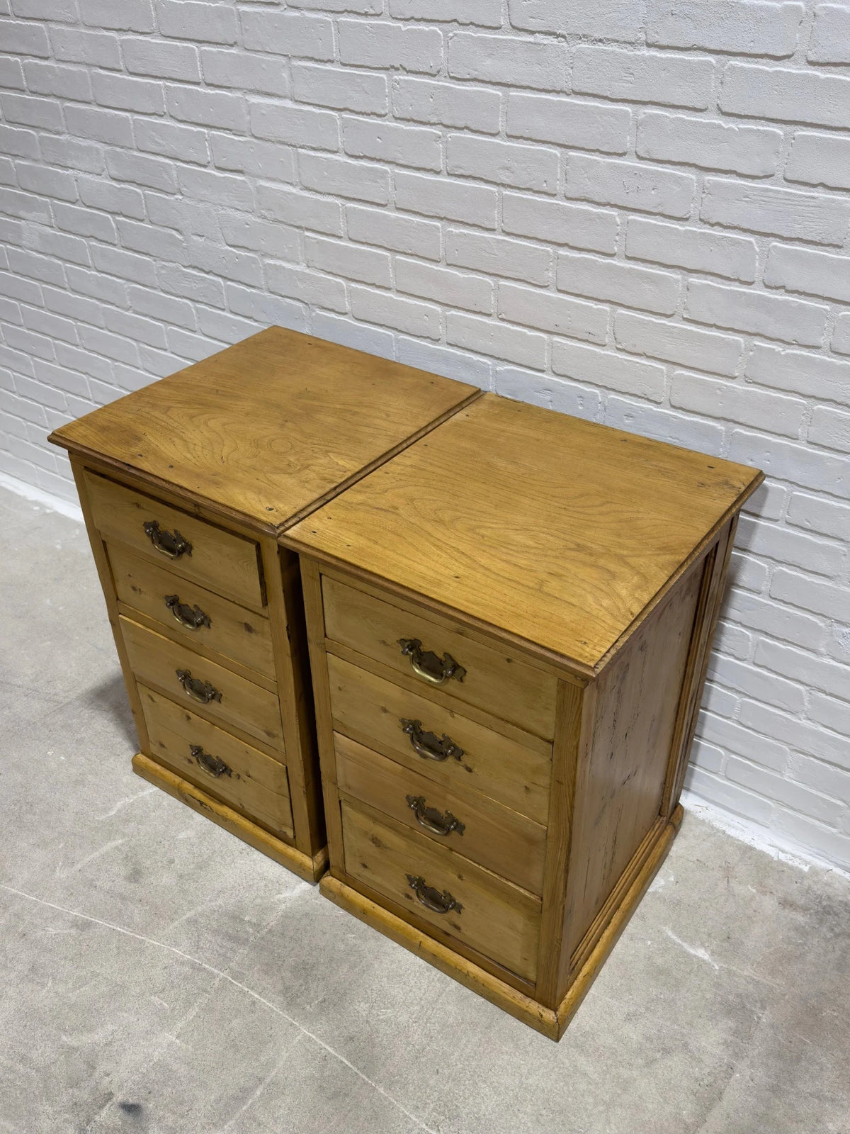 Pair of English Edwardian nightstands - House on Horizon