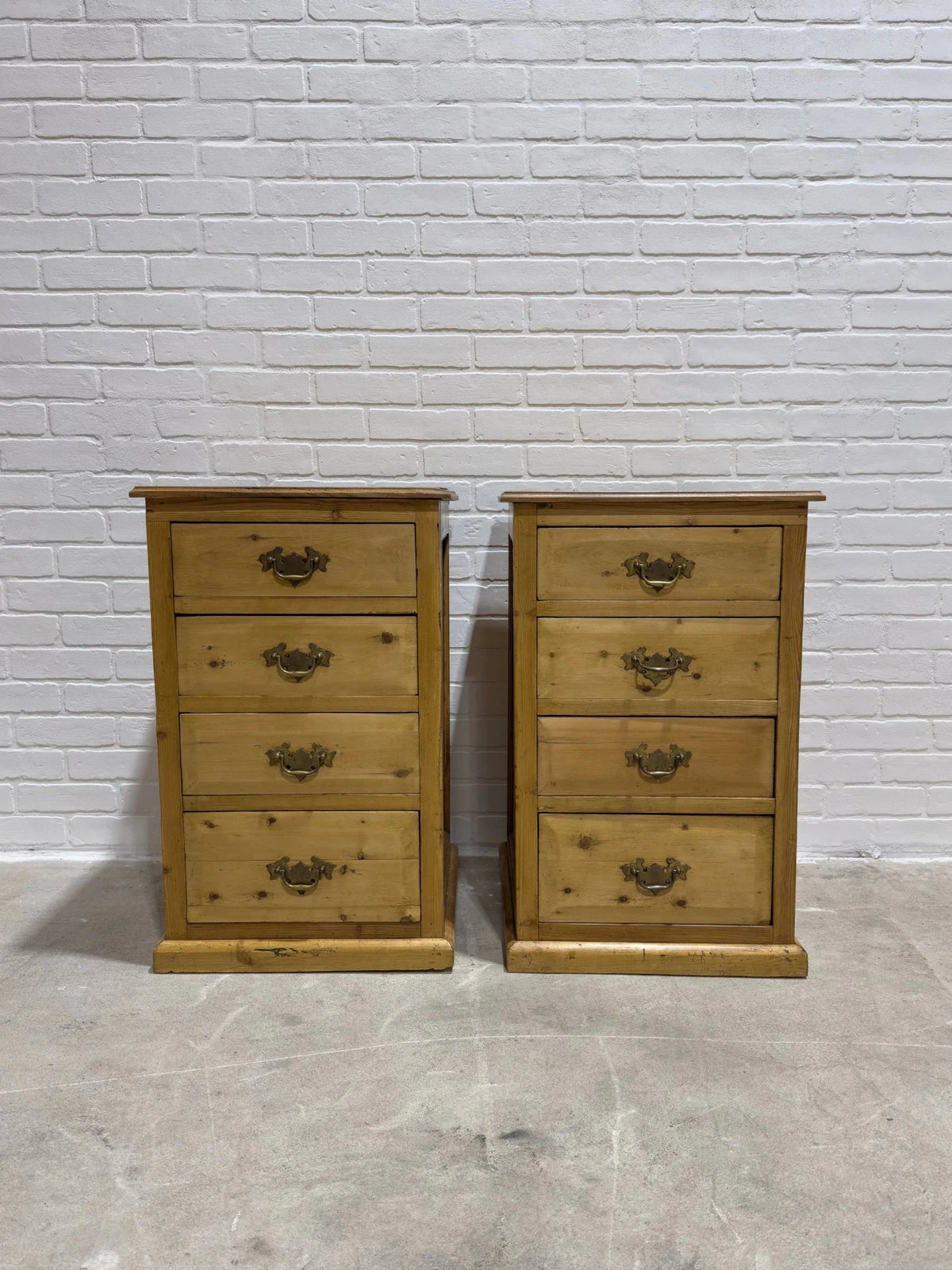 Pair of English Edwardian nightstands - House on Horizon