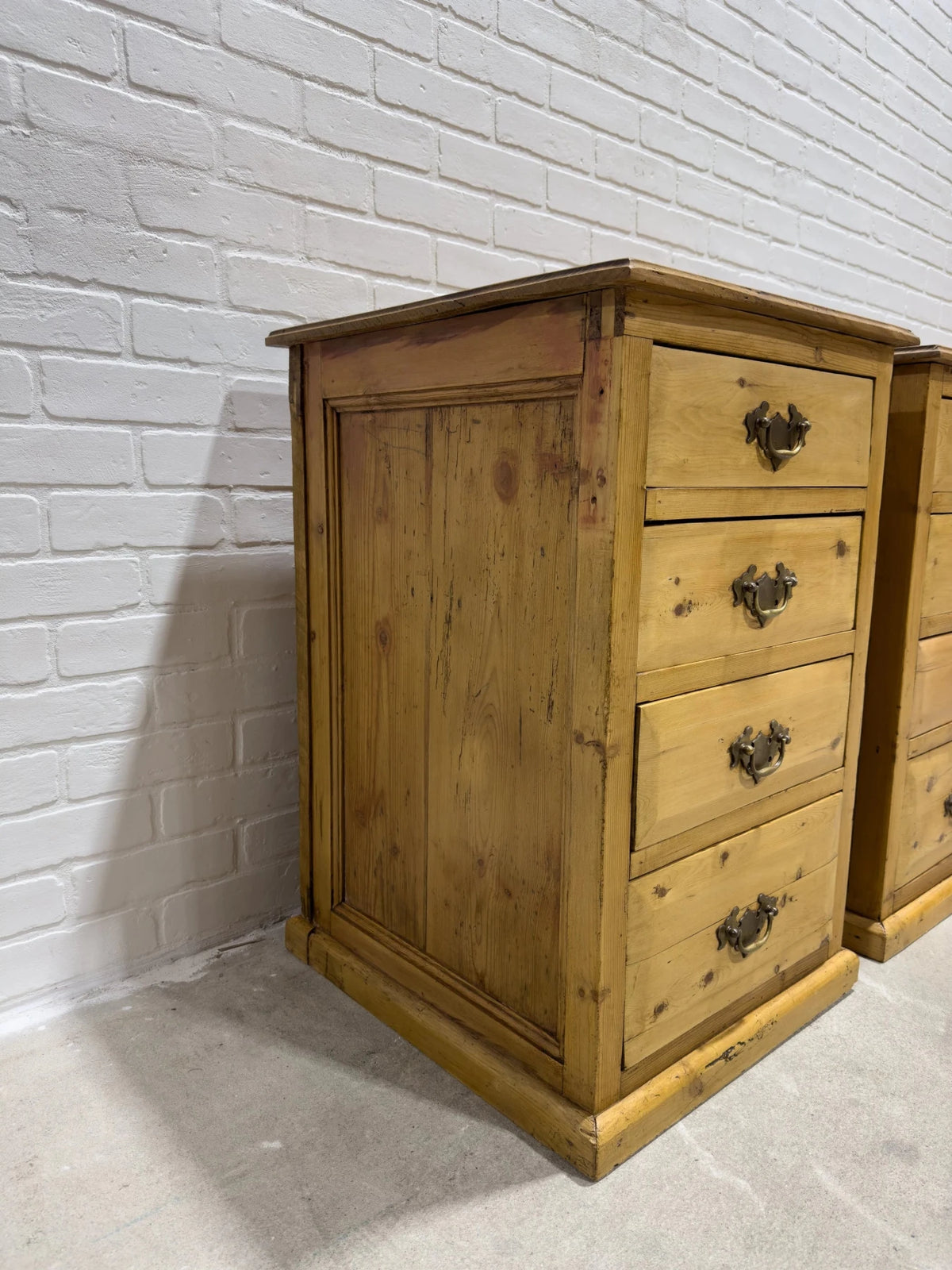 Pair of English Edwardian nightstands - House on Horizon