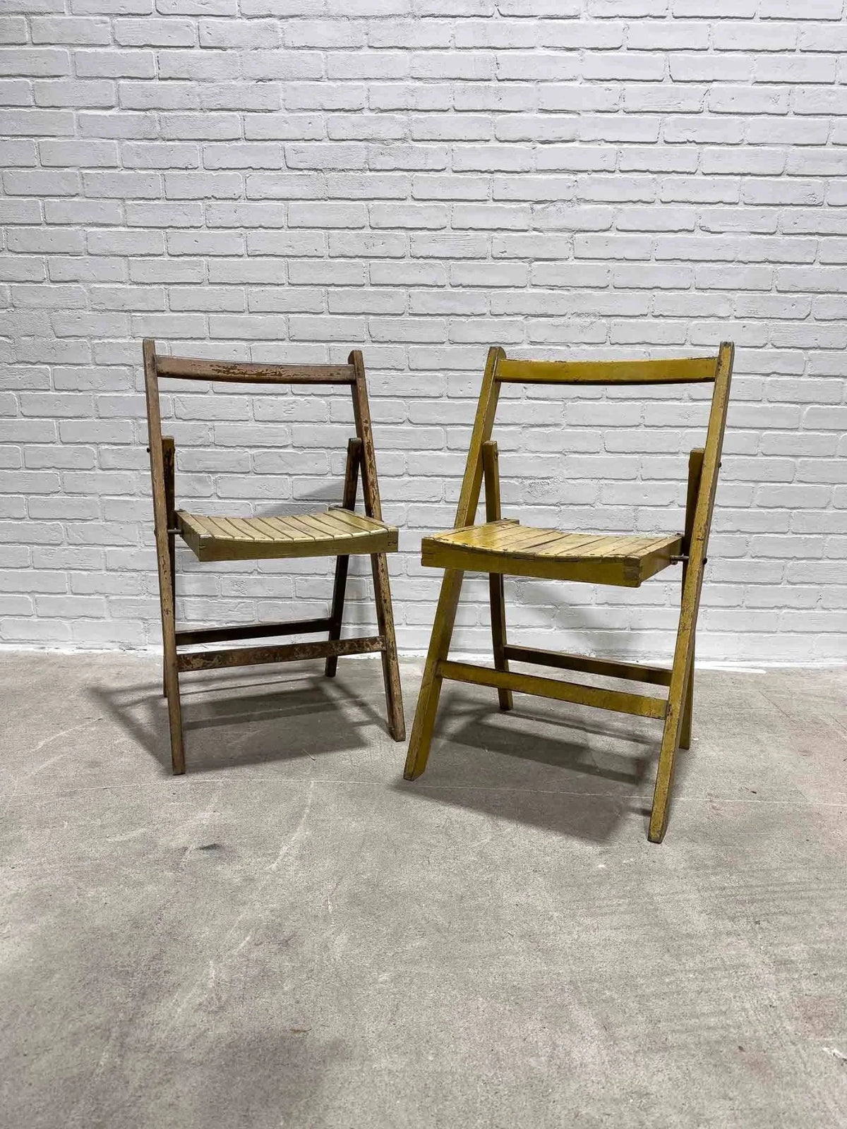 Pair of vintage yellow folding chairs - House on Horizon