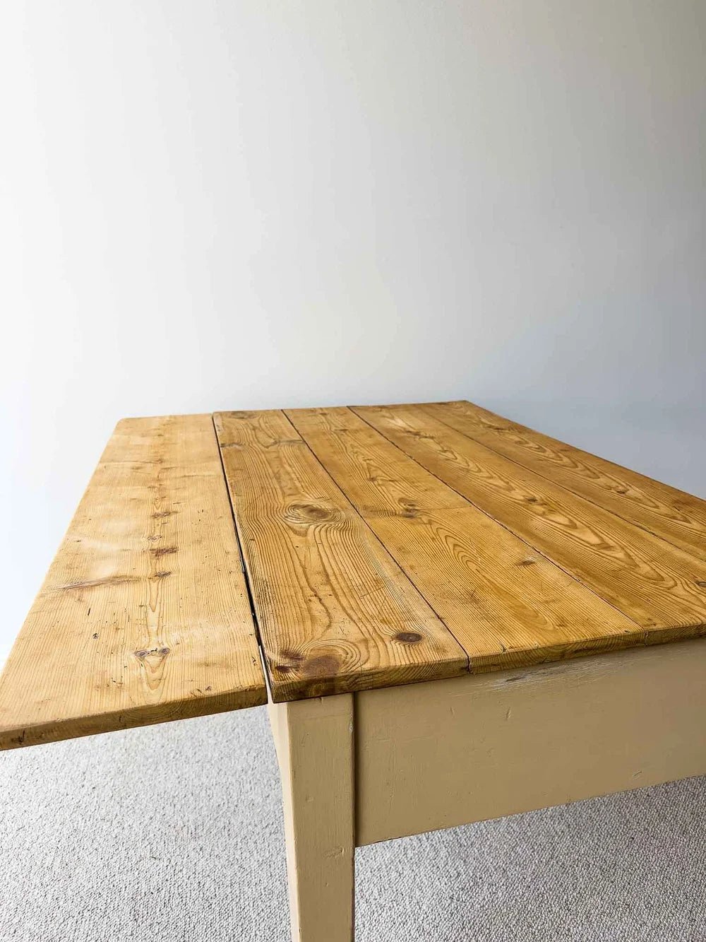 Perfectly English kitchen table - House on Horizon