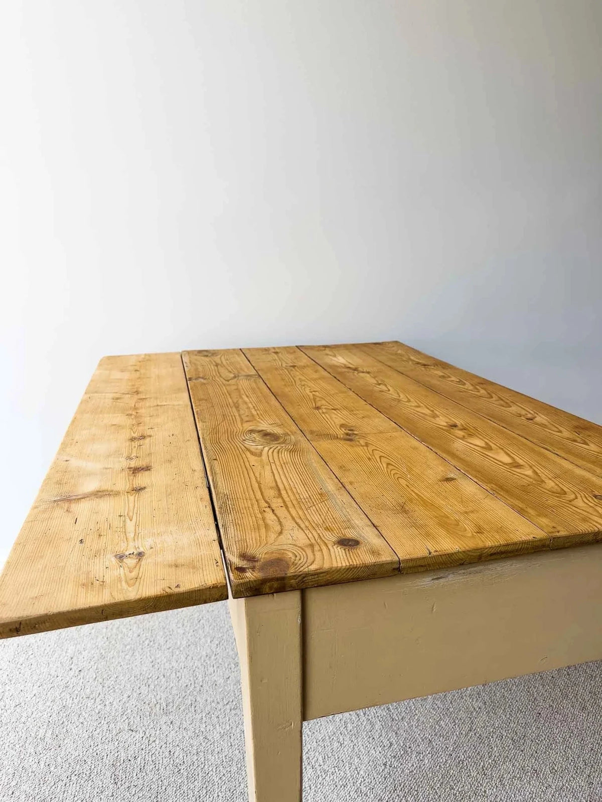 Perfectly English kitchen table - House on Horizon