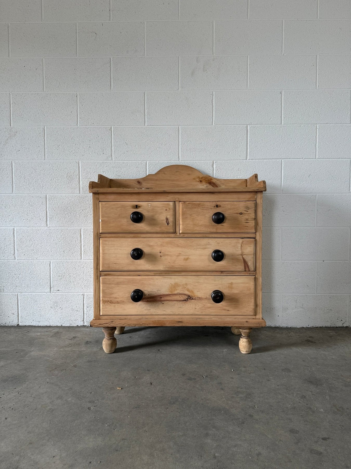 Petite blonde chest of drawers with key - House on Horizon