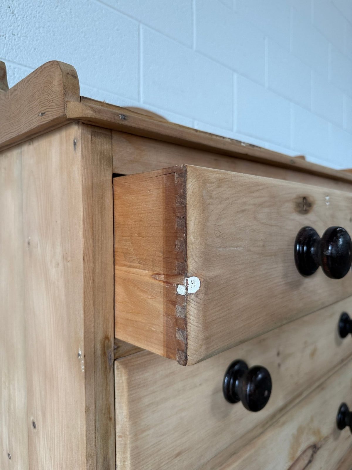 Petite blonde chest of drawers with key - House on Horizon