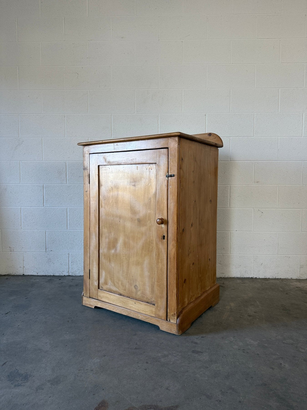Simple English antique pine cupboard - House on Horizon