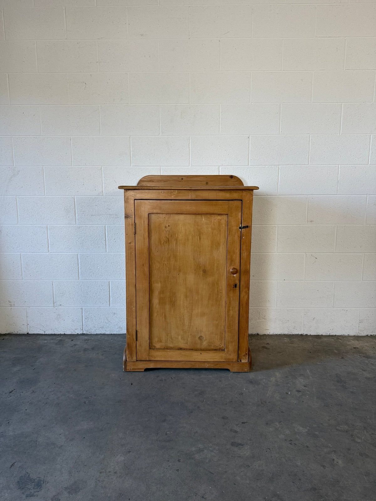 Simple English antique pine cupboard - House on Horizon