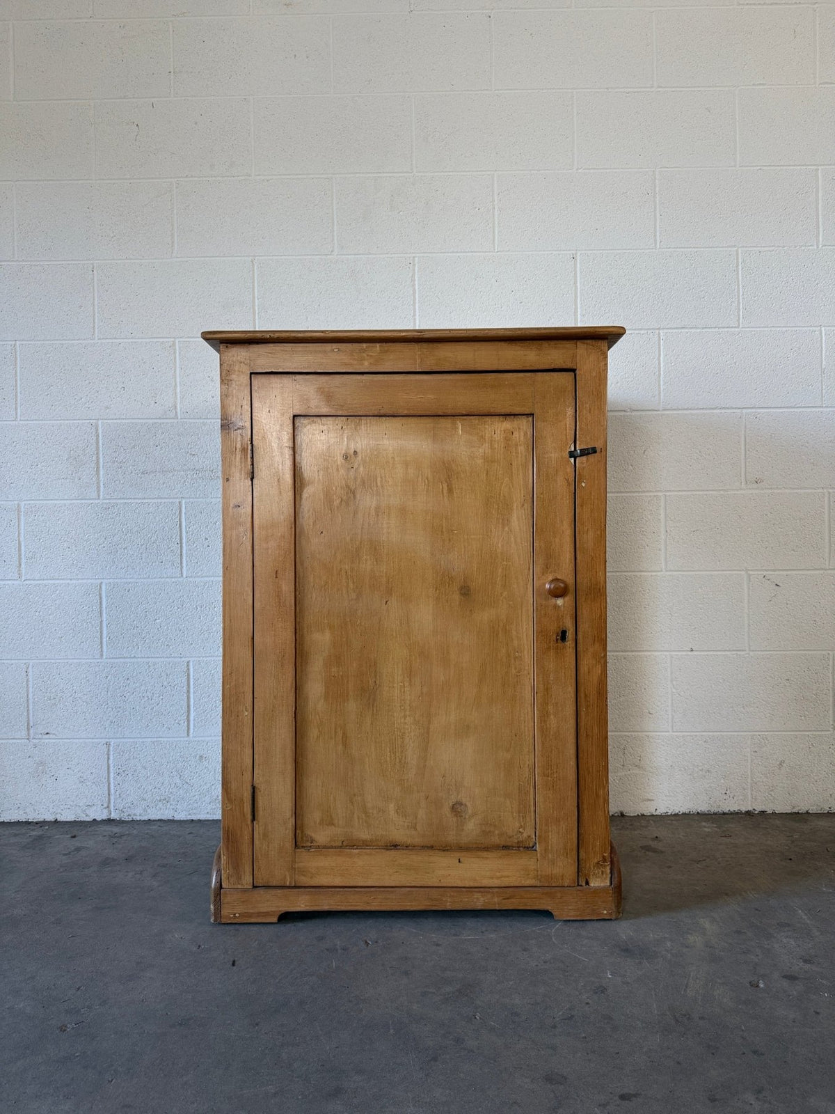 Simple English antique pine cupboard - House on Horizon
