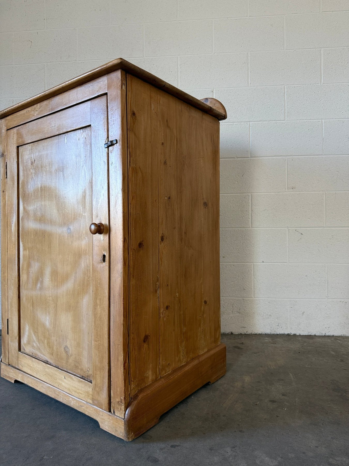 Simple English antique pine cupboard - House on Horizon