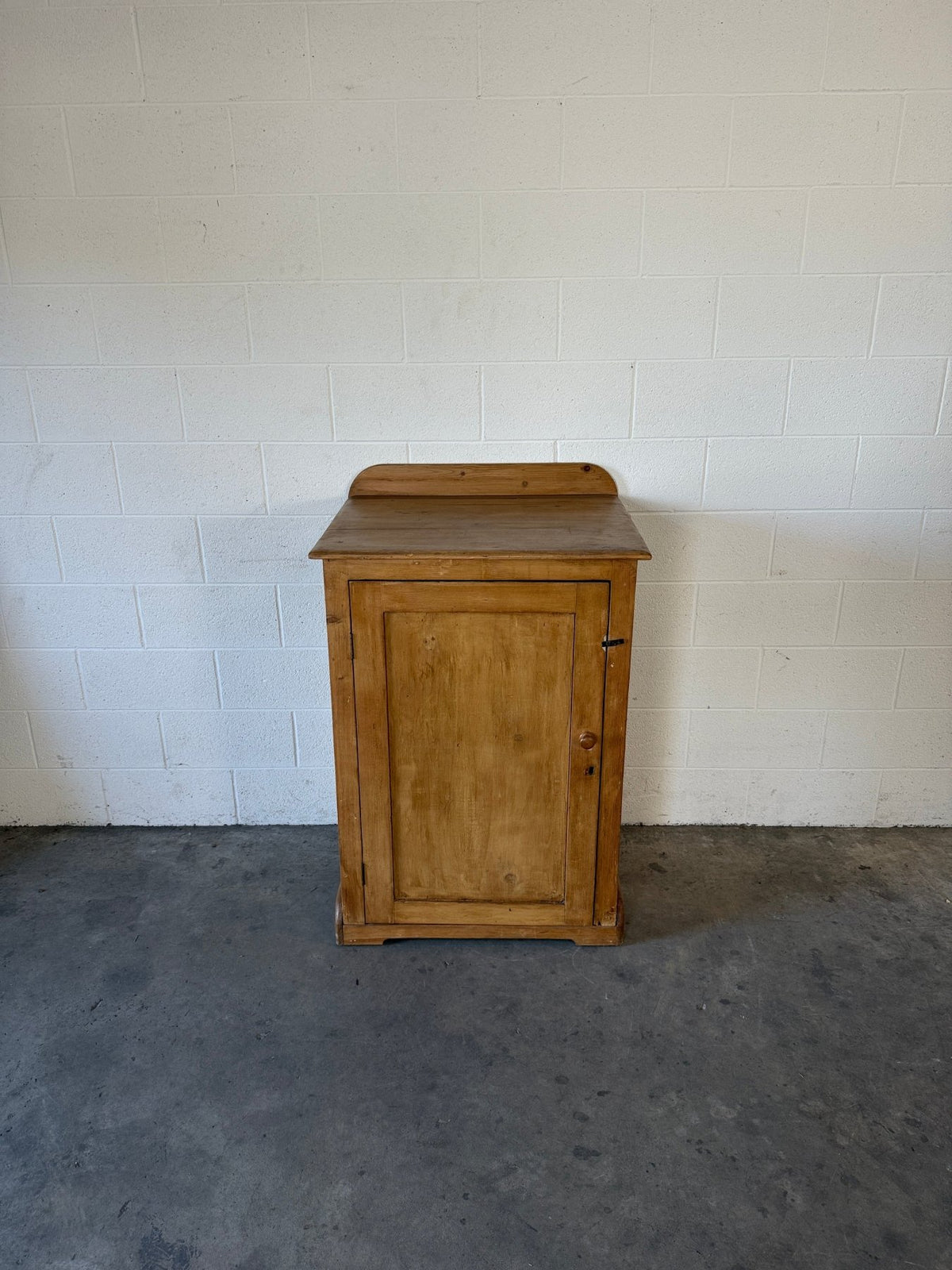 Simple English antique pine cupboard - House on Horizon