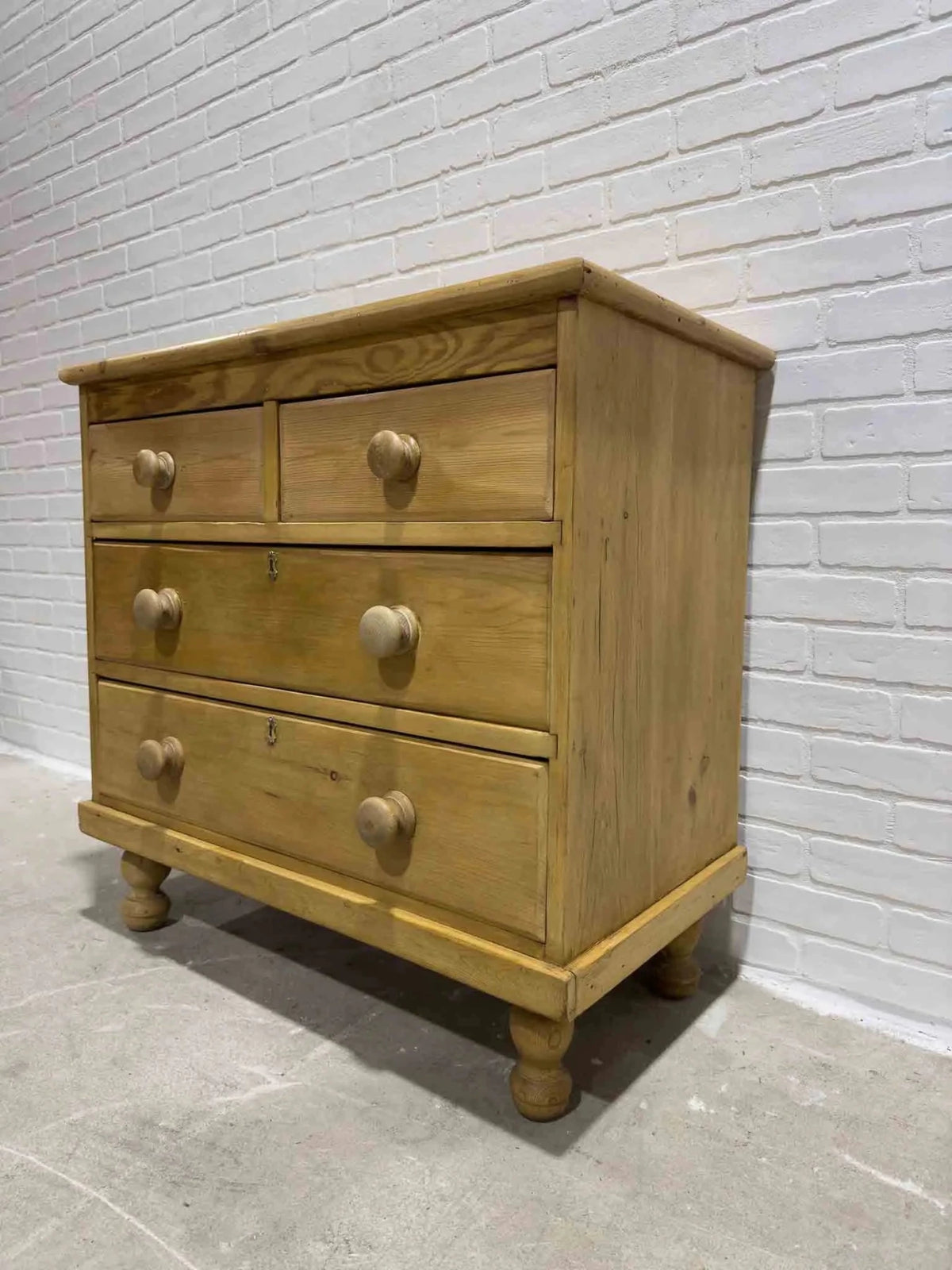 Small English pine dresser - House on Horizon
