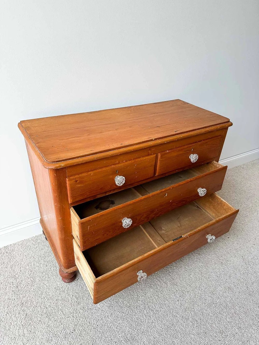 Small English pine set of drawers with glass knobs - House on Horizon