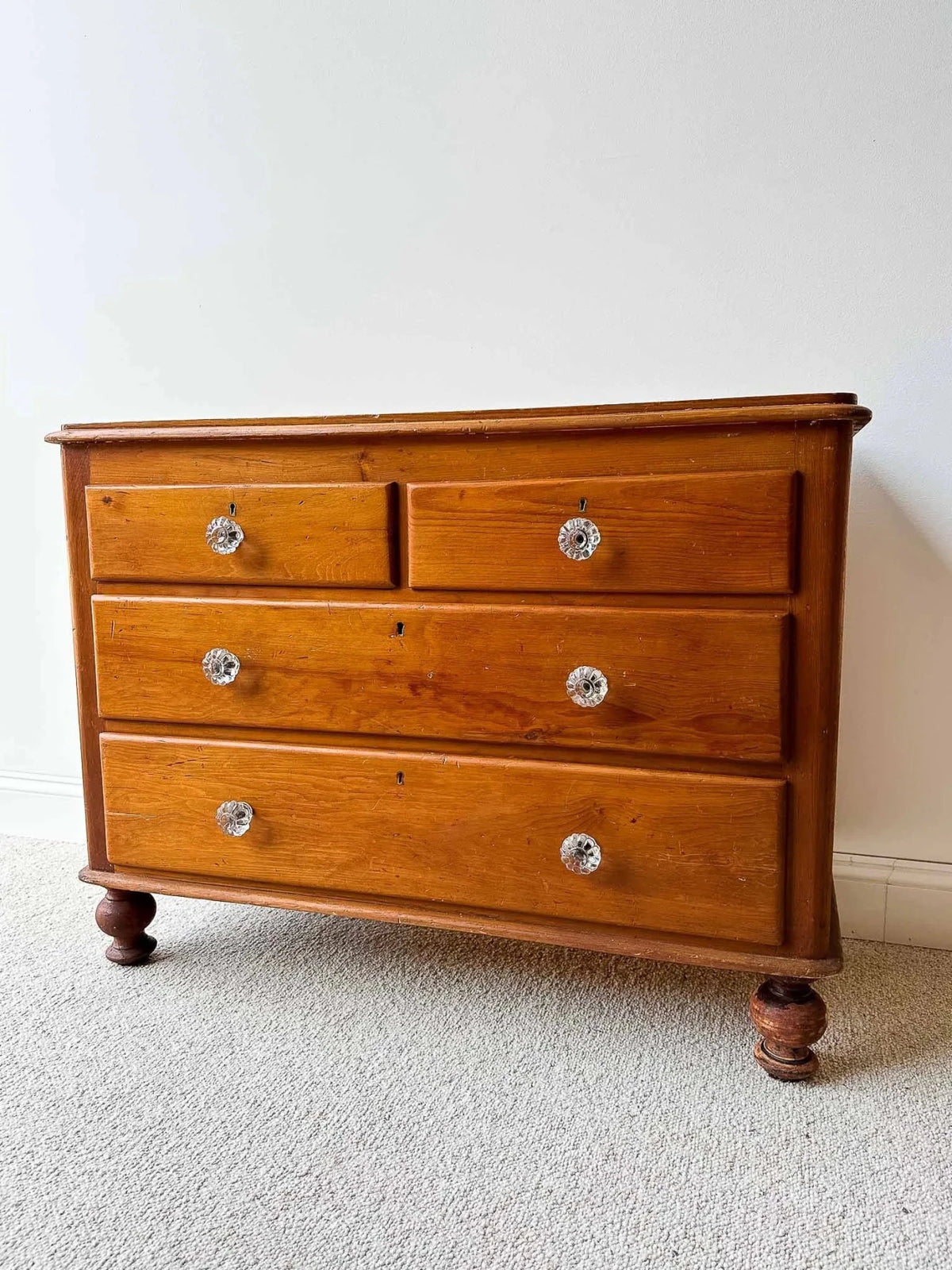 Small English pine set of drawers with glass knobs - House on Horizon