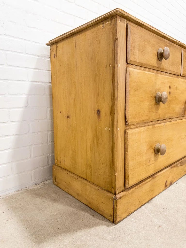 Small English set of drawers - House on Horizon