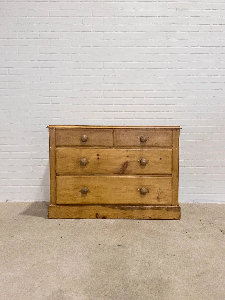 Small English set of drawers - House on Horizon