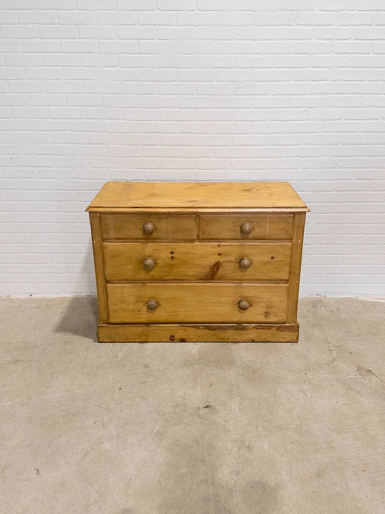 Small English set of drawers - House on Horizon