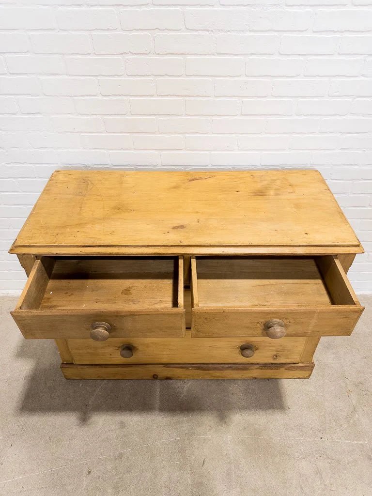 Small English set of drawers - House on Horizon
