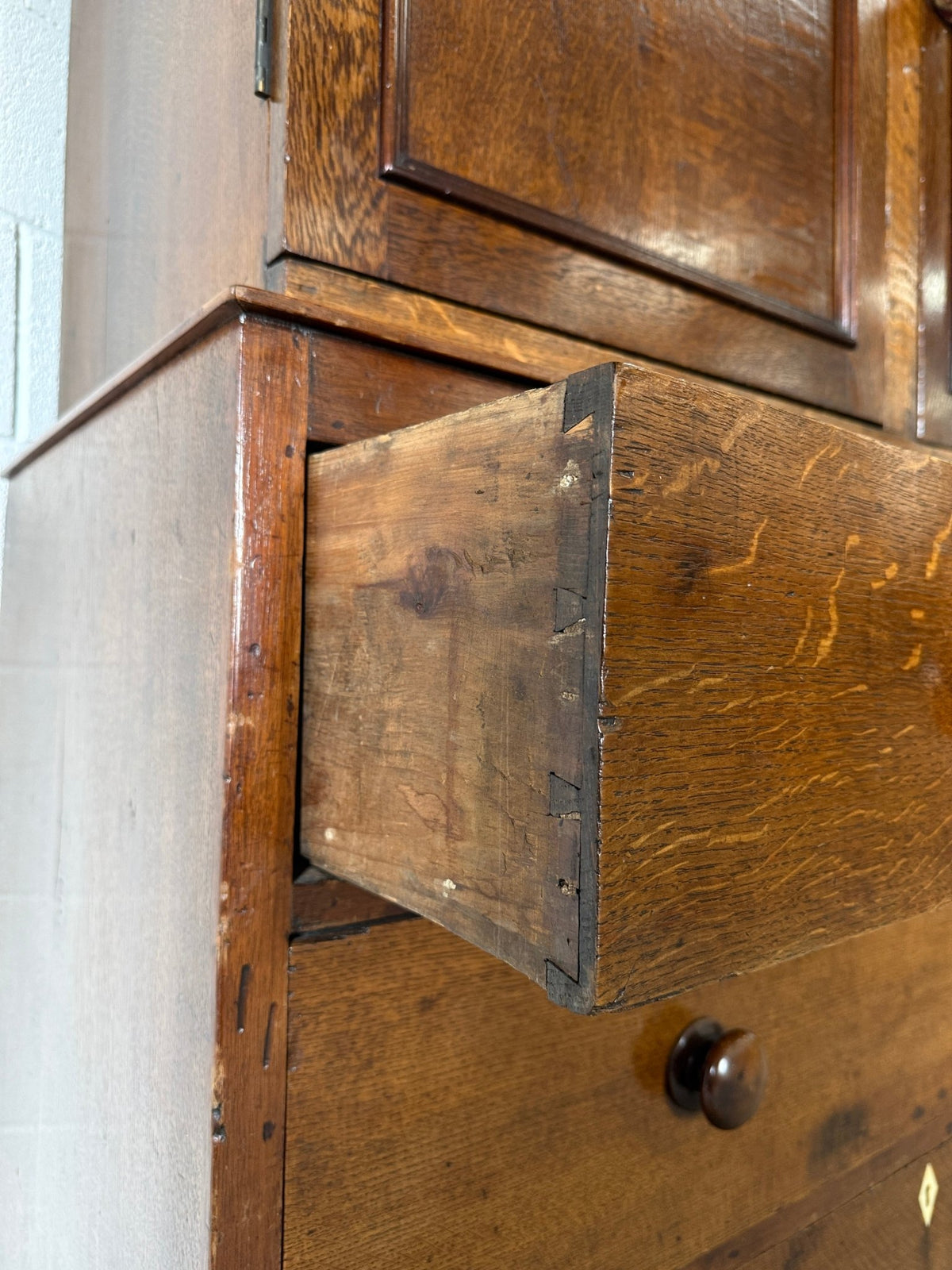 Stunning late Georgian oak linen press - House on Horizon