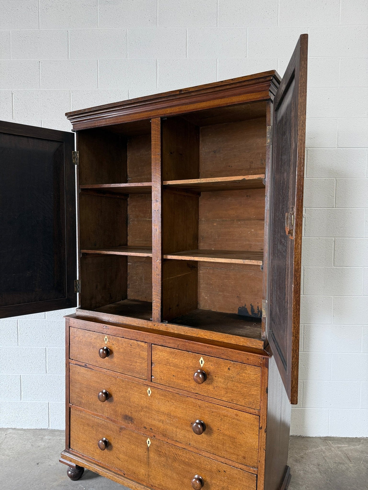 Stunning late Georgian oak linen press - House on Horizon