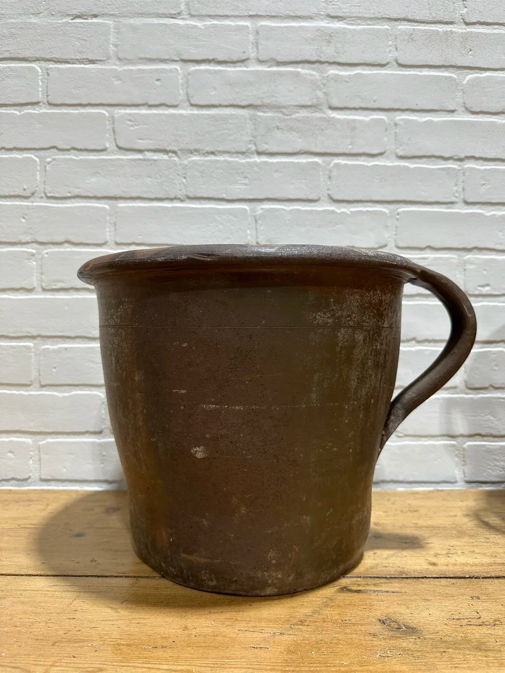 Stunning pot with handle - House on Horizon