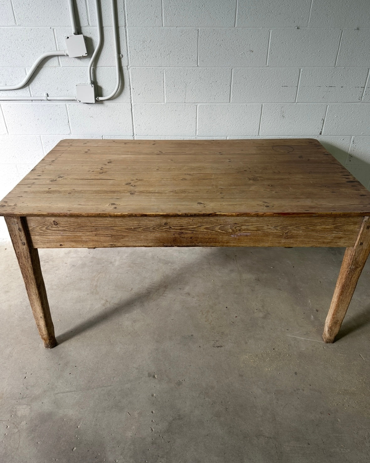 True country house kitchen table - House on Horizon