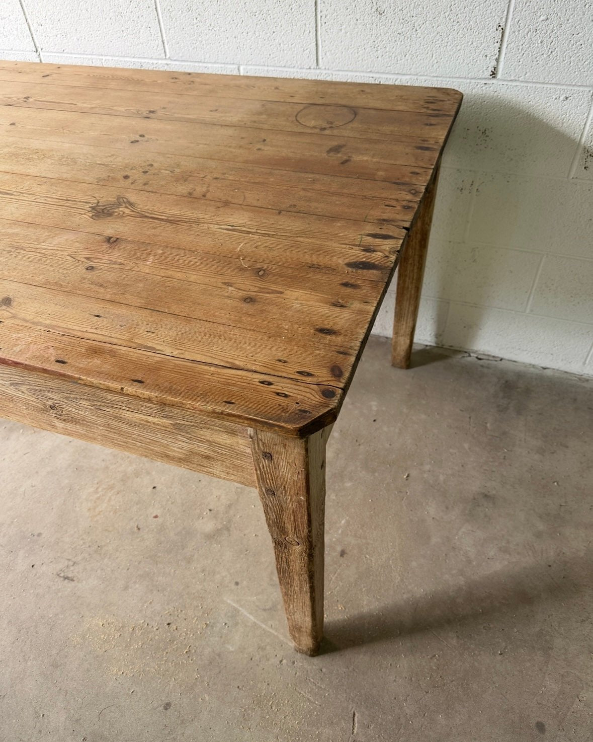 True country house kitchen table - House on Horizon