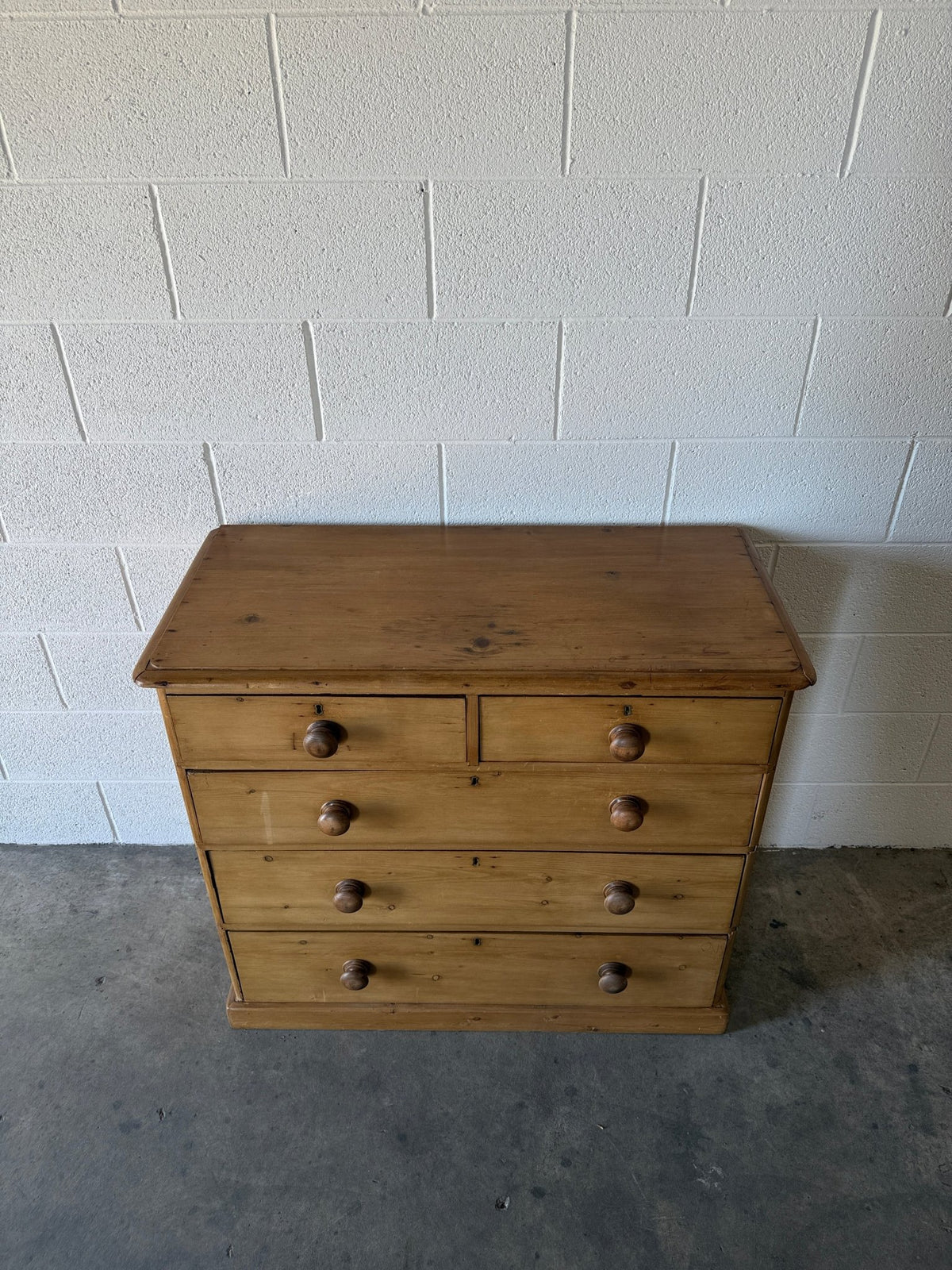 Victorian English pine dresser - House on Horizon