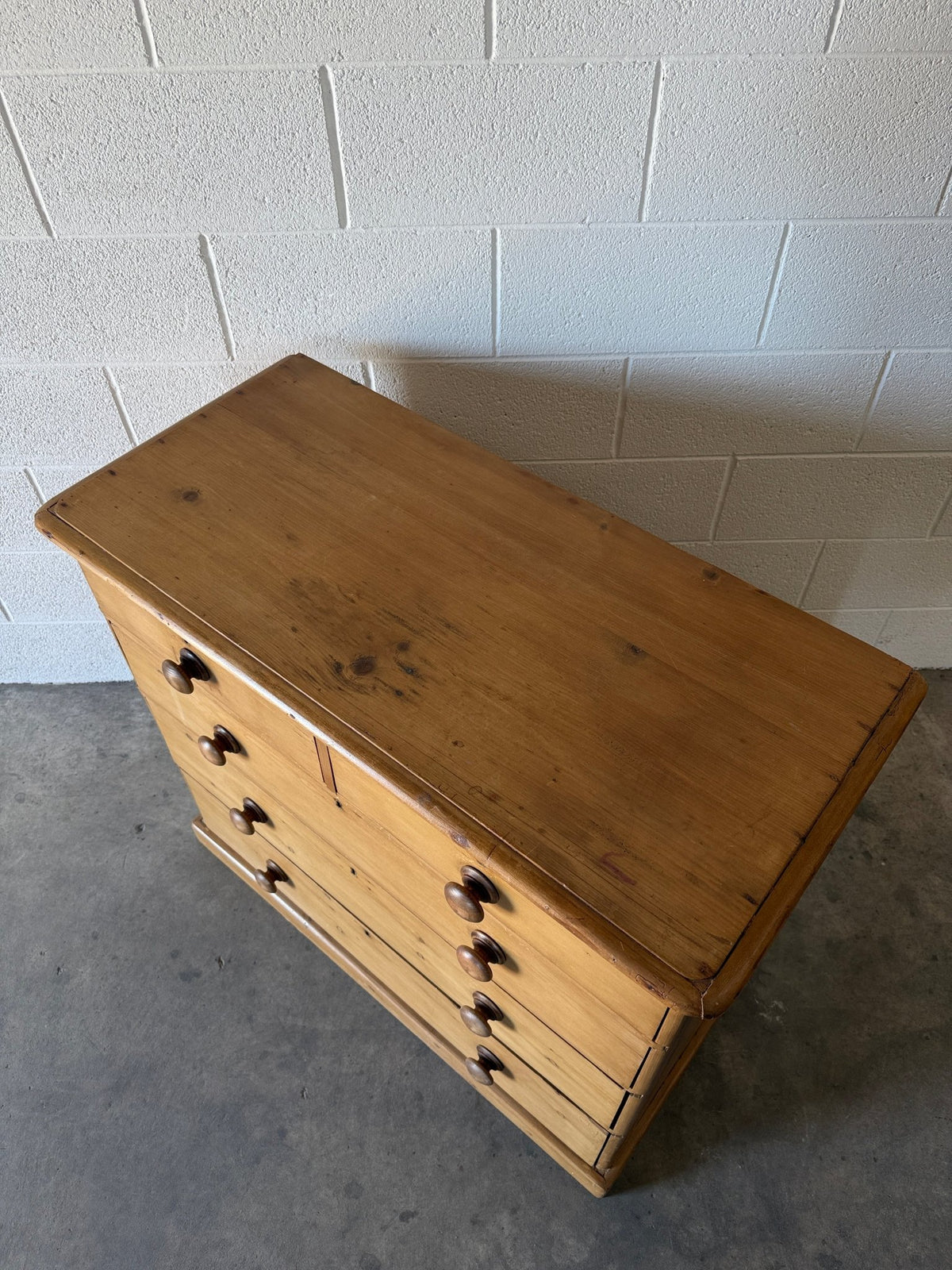 Victorian English pine dresser - House on Horizon