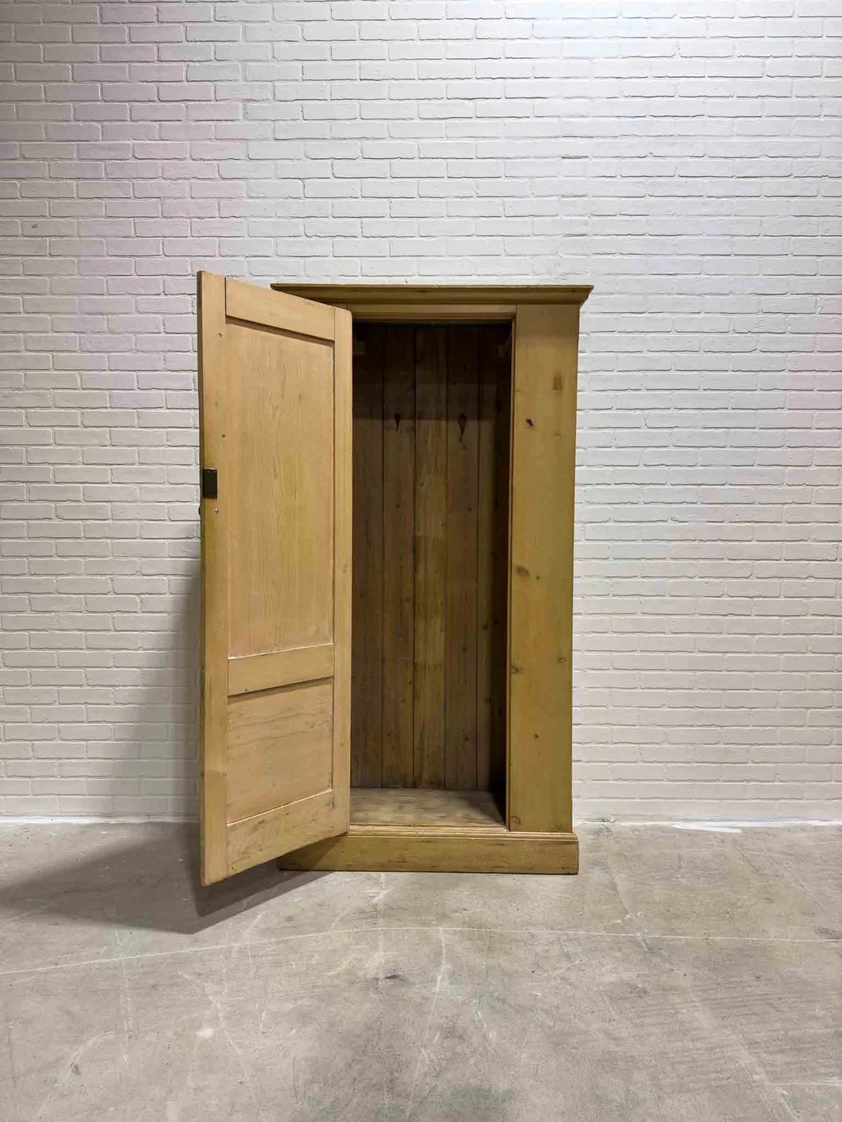 Victorian pine wardrobe - House on Horizon